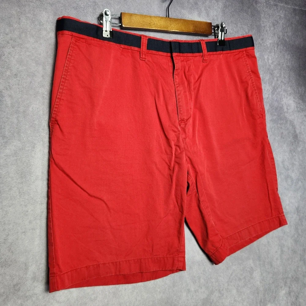 Tommy Hilfiger Mens Red Chino Shorts Navy Ribbon Trim Size 36 Flat Front Cotton